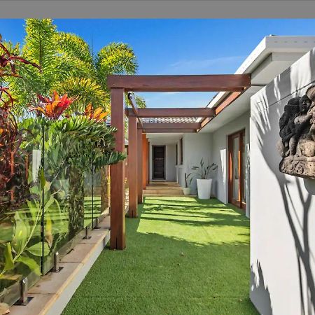 Broadbeach Bungalow - Heated Pool - Sleeps 7 Gold Coast Esterno foto